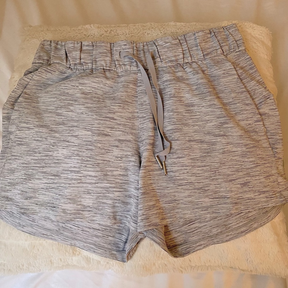 Lululemon 6 Women’s Shorts Stroll at Sundown Mid-Rise Short 3"